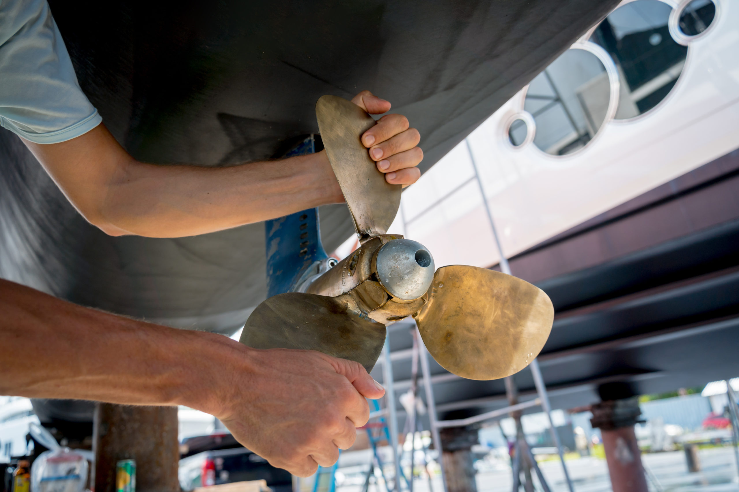 Checking a motorboat propeller 